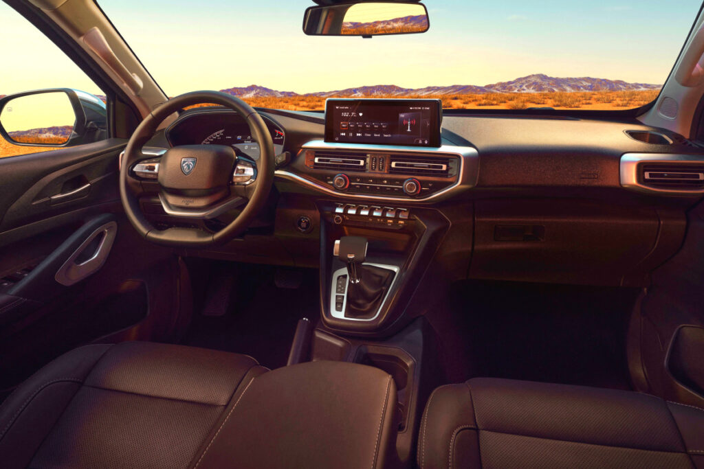 SUV 이후 이제 '이 차' 뜬다…계속된 신차 러시에 기아는 '어쩌나' 1 Peugeot unveils new LandTrek