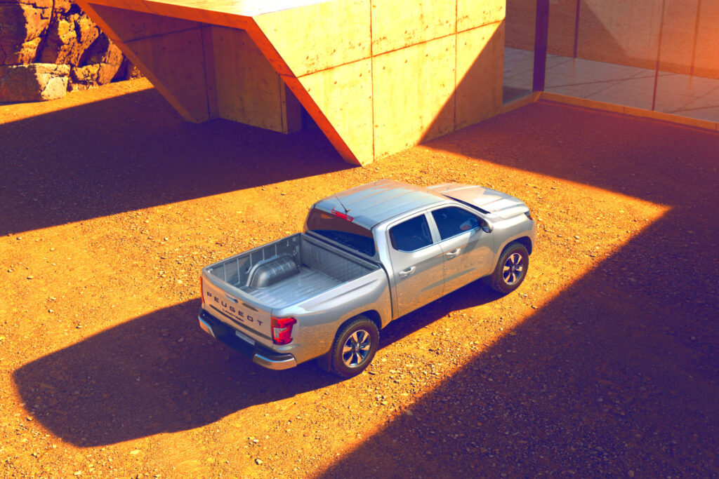 SUV 이후 이제 '이 차' 뜬다…계속된 신차 러시에 기아는 '어쩌나' 4 Peugeot unveils new LandTrek (4)