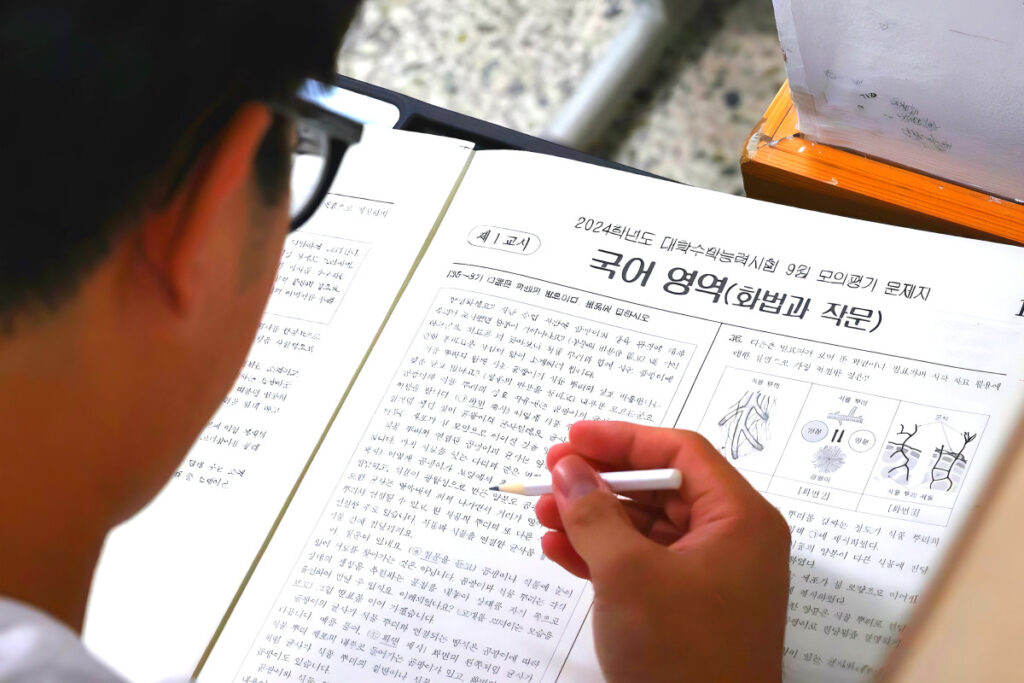 발버둥 쳤는데도 답 없다 "한국인 10명 중 2명만?"…서민들 '한숨만' 3 South Korea Income Class Shifts (3)