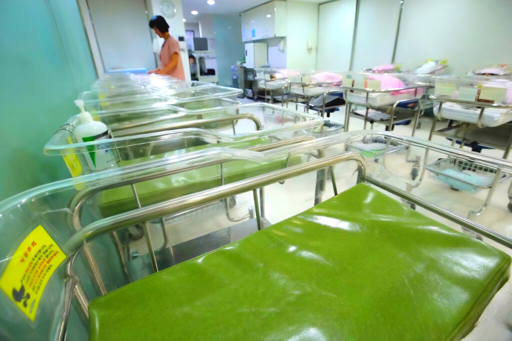 발버둥 쳤는데도 답 없다 "한국인 10명 중 2명만?"…서민들 '한숨만' 4 South Korea Income Class Shifts (4)
