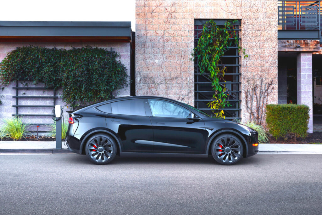 조금만 바뀔 줄 알았는데 "800km가 말이 되나"...테슬라, 파격적 스펙 내놨다 4 Tesla Model Y Juniper Unveiled (4)