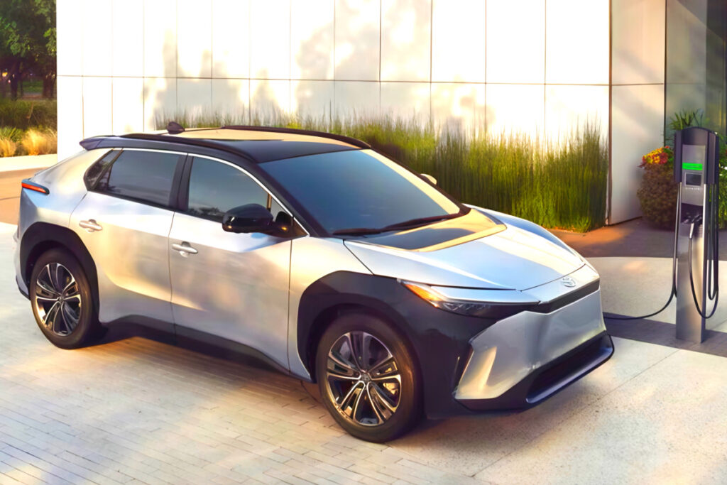 현대차·기아에 밀리더니 "절치부심"…860만 원 낮추고 본격적인 경쟁 '돌입' 1 Toyota bZ4X Price Drop