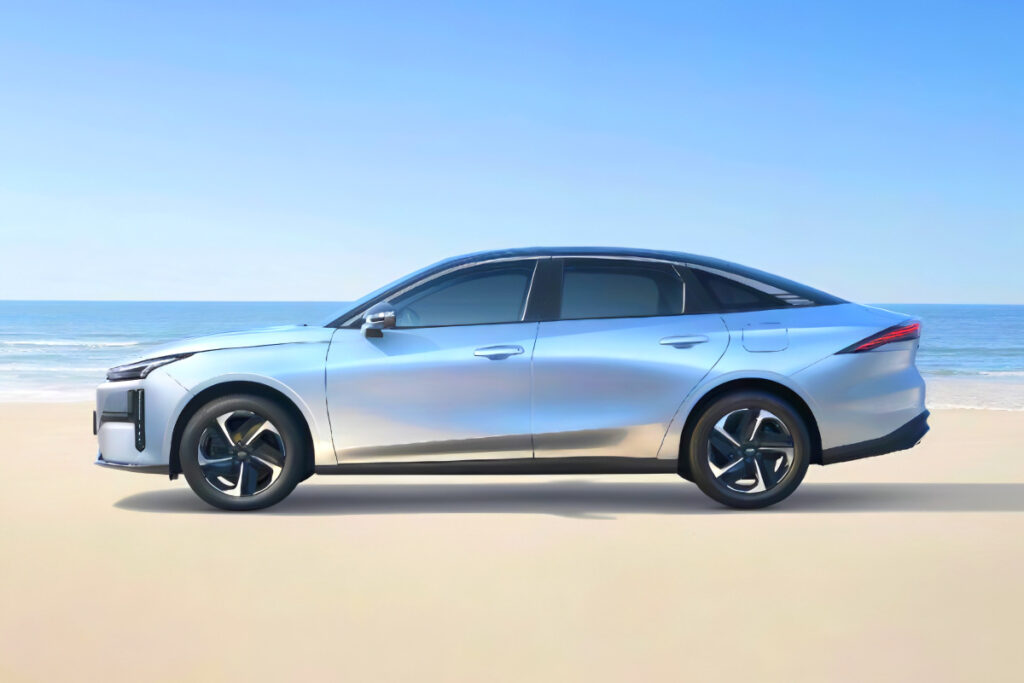 "아반떼보다 싼 하이브리드 車"…1300km 달리는 신차 등장에 '관심 폭주' 1 Geely Galaxy L6 EM-i launched