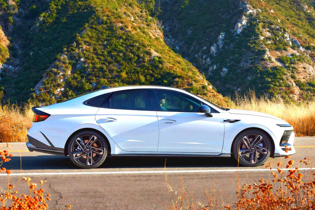 2천만 원대로 "파격 할인"…아반떼 살 돈이면 충분하다는 車, 대체 뭐길래? 1 Hyundai Sonata The Edge Discount