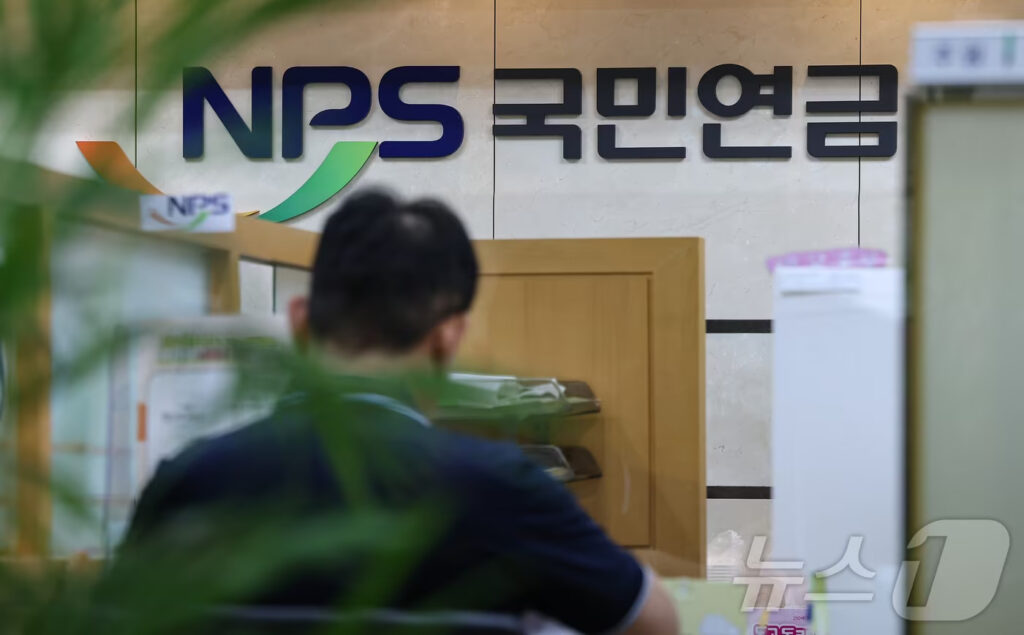 "이미 올랐는데 또 오른다고?"… 청천벽력 소식에 직장인·자영업자 ‘한숨 푹’ 2 국민연금 인상 자영업자 직장인 부담