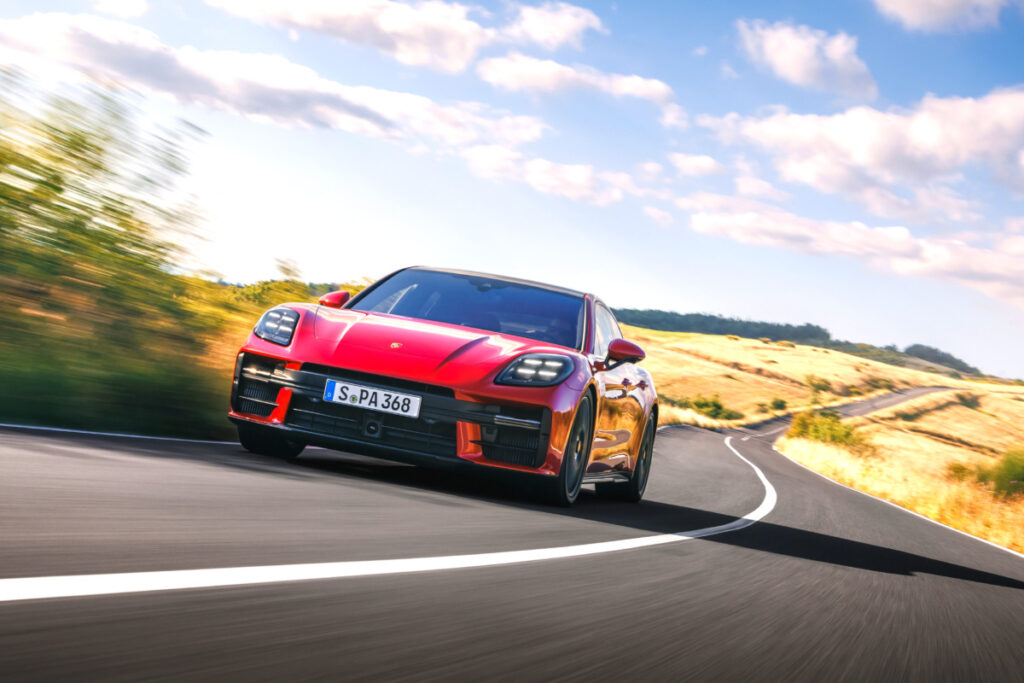 "BMW도 벤츠도 초라해졌다"…2억 원대 고성능 세단은 이것으로 '종결' 2 Porsche Panamera GTS launched (2)