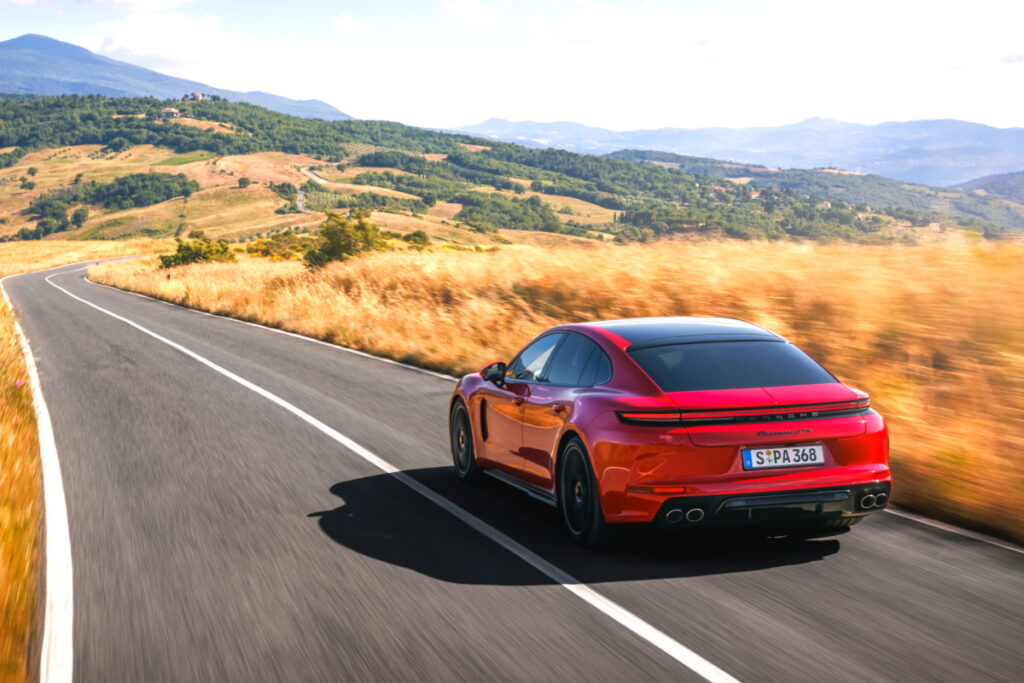 "BMW도 벤츠도 초라해졌다"…2억 원대 고성능 세단은 이것으로 '종결' 7 Porsche Panamera GTS launched (7)