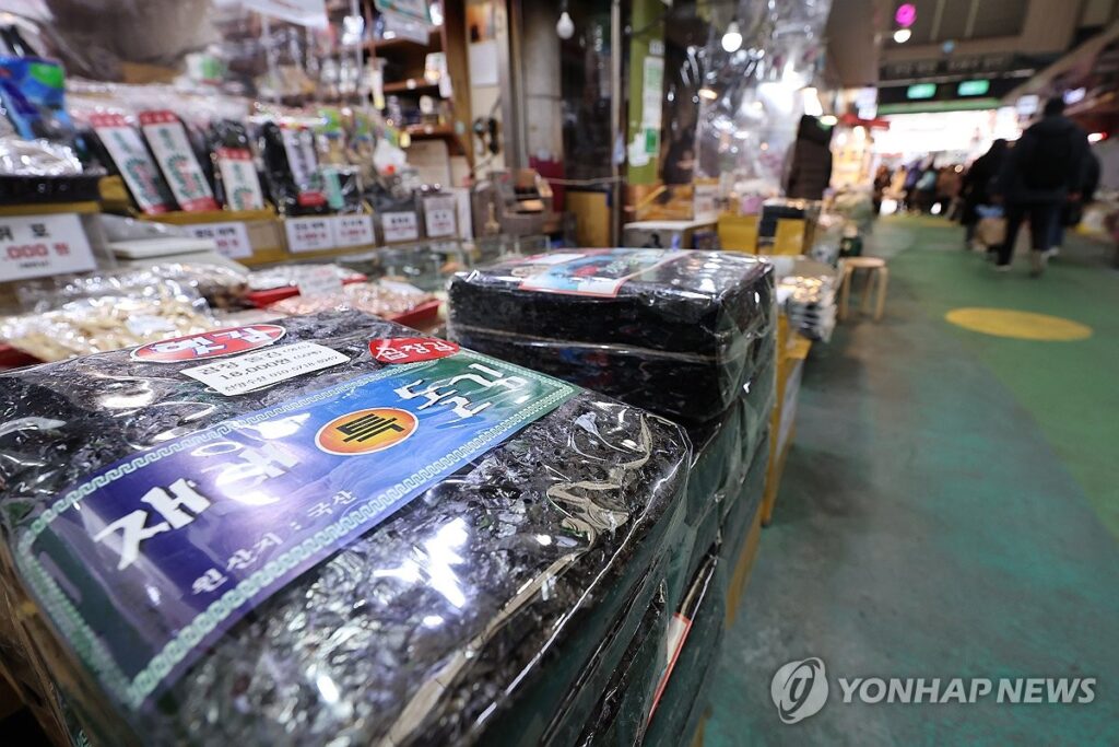 외국인들 환장하더니 "국민 반찬 큰일 났다"… 정부, 20년 만에 '결단' 4 물김 바다 폐기 어민 고통