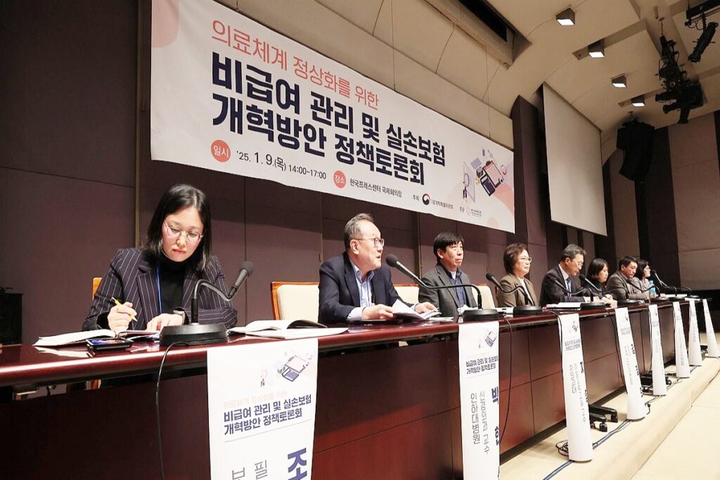 이제 좀 덕 보나 했더니 "뒤통수 맞았다"...기대했던 5060 '부글부글' 3 실손보험