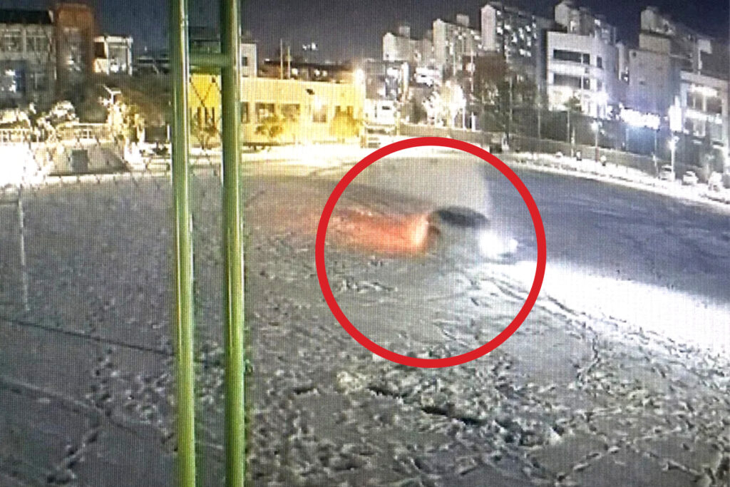"이상하다 싶더니 날벼락"… 5분 간 '광란의 질주', 피해액이 무려... 1 15억 인조잔디 훼손 난동