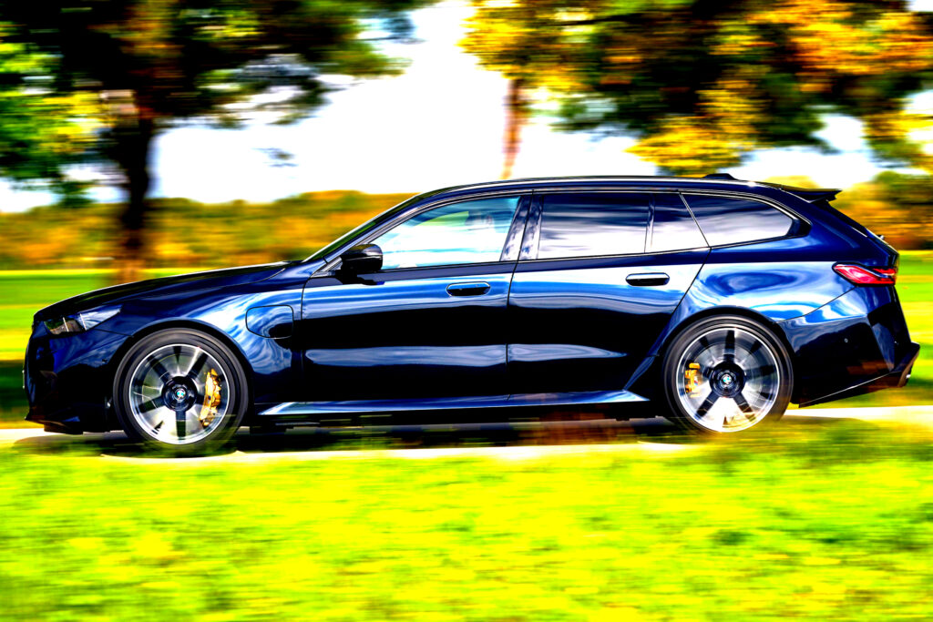 "아우디도 벤츠도 놀랐다"… BMW가 16년 만에 꺼낸 비밀병기, 소비자들 '맙소사' 1 BMW M5 투어링 한국 출시