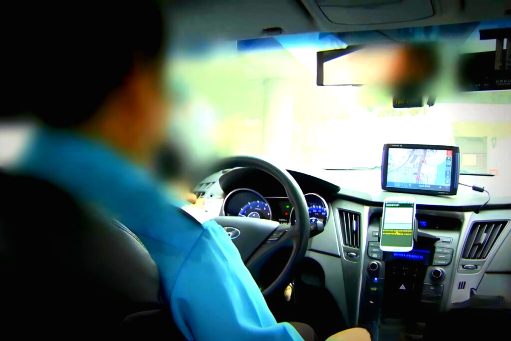 8시간 일하고 월 400만원 따박따박…은퇴자 몰리는 '이 직업', 대체 왜? 5 Competing for a private taxi license (5)