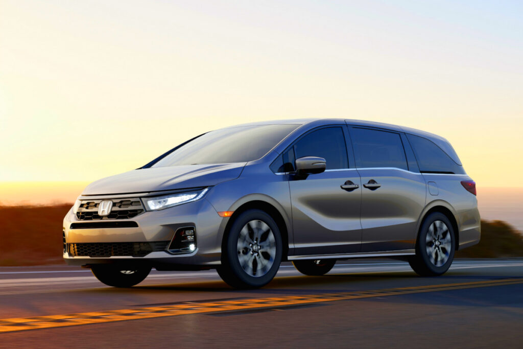 카니발 겨냥한 신형 미니밴..."드디어 한국 상륙?" 아빠들 선택은 과연 2 Honda launches 2025 New Odyssey (2)