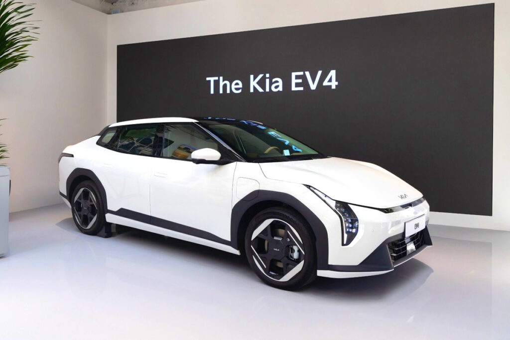 기존에는 없던 디자인 "뒷모습이 미쳤다"…기아의 야심작 결국 '등장' 2 Kia EV Day EV4 Unveiled (2)