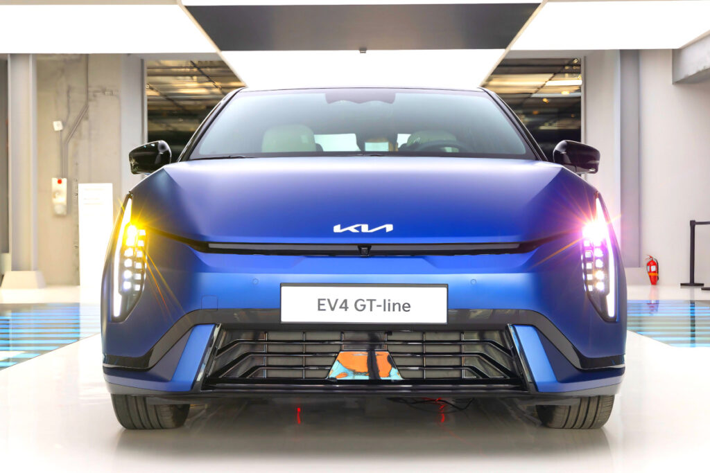 기존에는 없던 디자인 "뒷모습이 미쳤다"…기아의 야심작 결국 '등장' 3 Kia EV Day EV4 Unveiled (3)