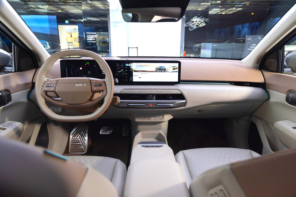 기존에는 없던 디자인 "뒷모습이 미쳤다"…기아의 야심작 결국 '등장' 5 Kia EV Day EV4 Unveiled (5)