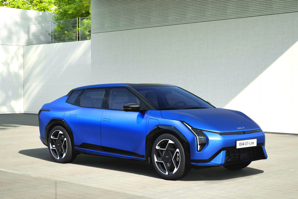 기존에는 없던 디자인 "뒷모습이 미쳤다"…기아의 야심작 결국 '등장' 6 Kia EV Day EV4 Unveiled (6)