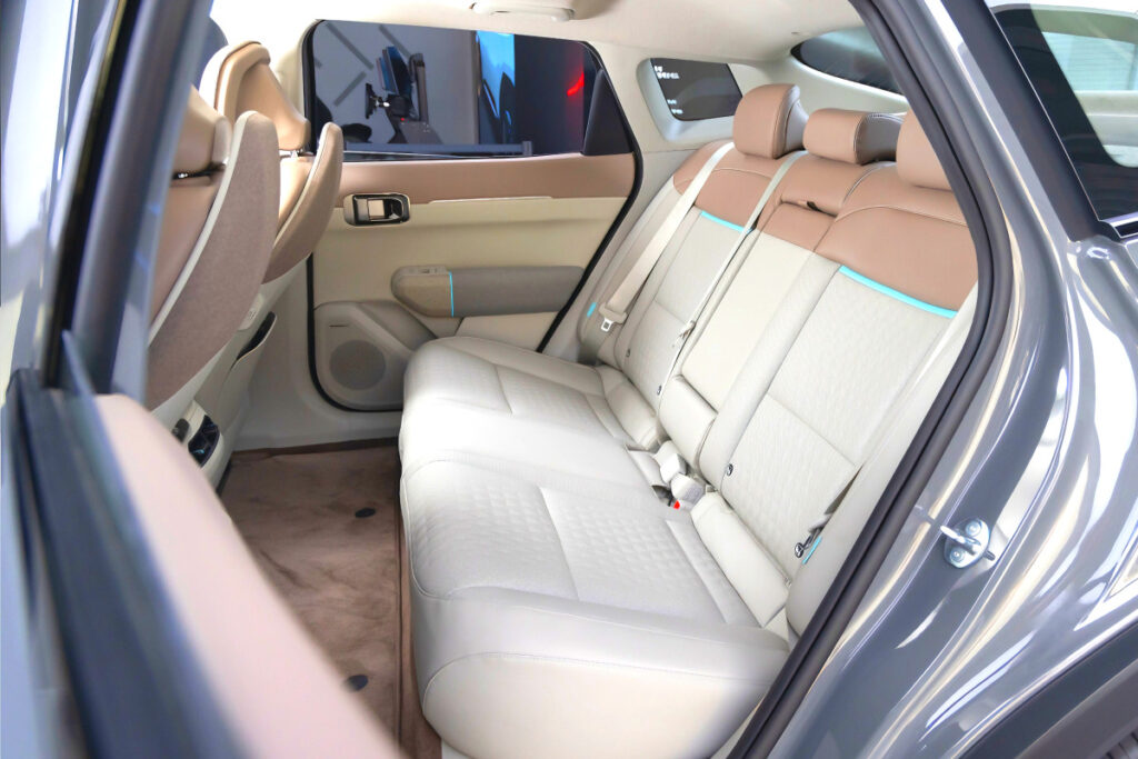 기존에는 없던 디자인 "뒷모습이 미쳤다"…기아의 야심작 결국 '등장' 7 Kia EV Day EV4 Unveiled (7)