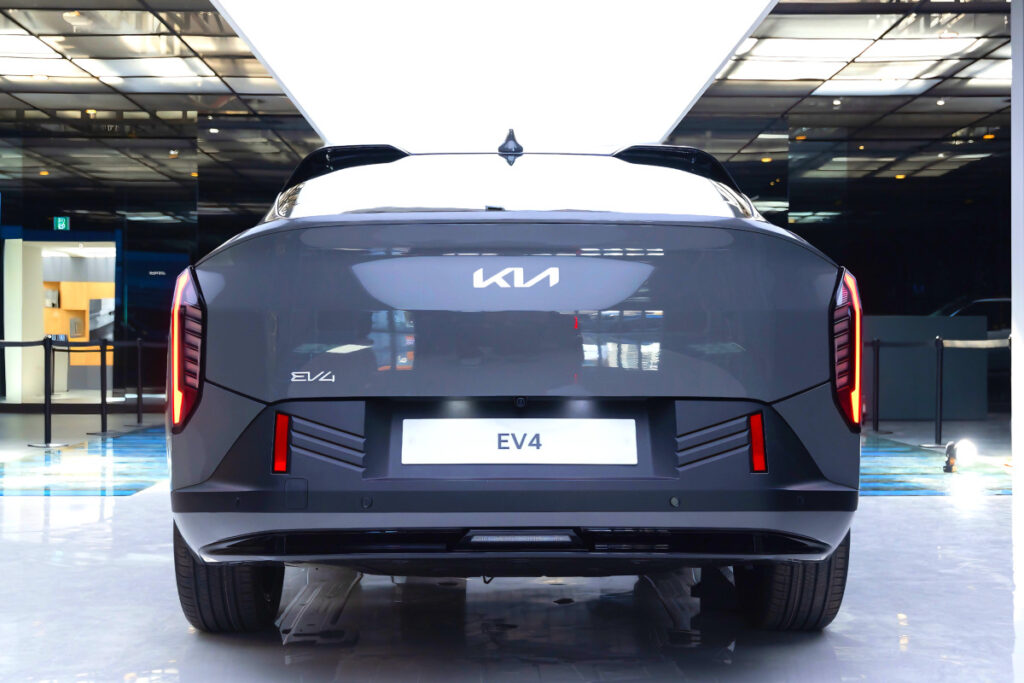기존에는 없던 디자인 "뒷모습이 미쳤다"…기아의 야심작 결국 '등장' 8 Kia EV Day EV4 Unveiled (8)