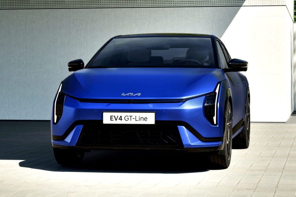 기아 전동화 세단 EV4 공개