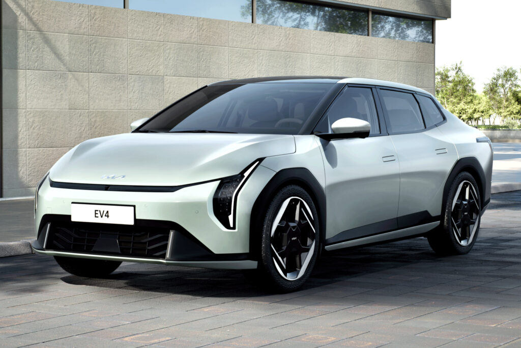 기아 전동화 세단 EV4 공개