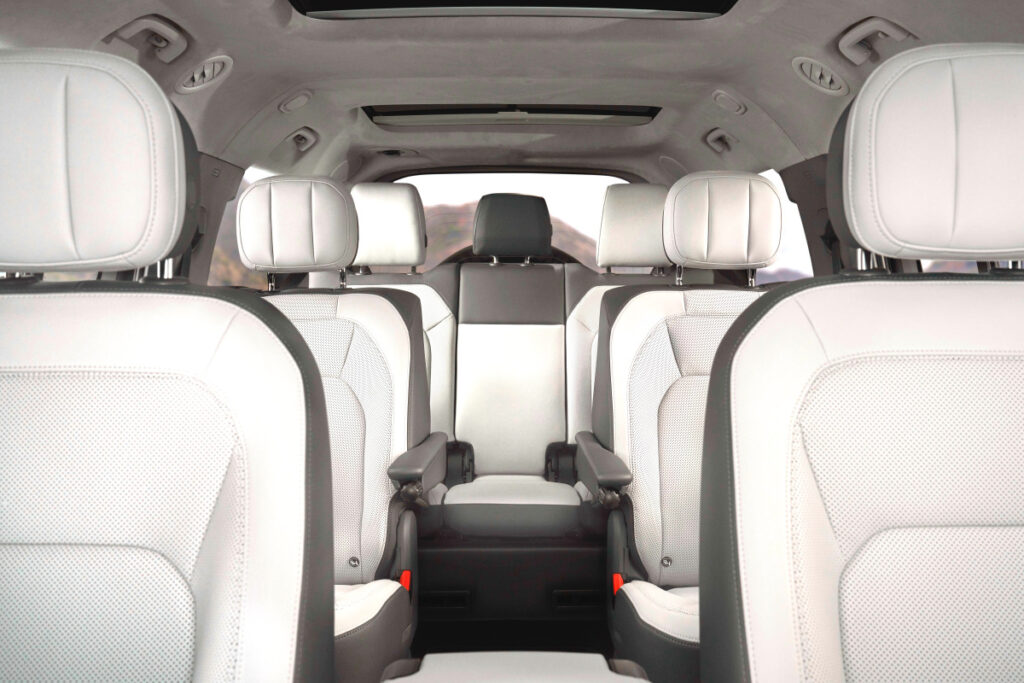 아빠들 반응 좋은 대형 SUV, "드디어 한국 상륙"…실내가 '대박이다' 1 New Defender 130 P400 X-Dynamic HSE