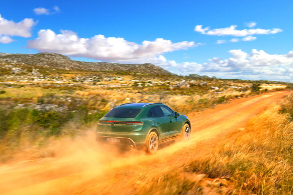 완성형 디자인에 "감탄만"…드디어 한국 땅 밟은 고성능 SUV 1 Porsche Macan Electric launched