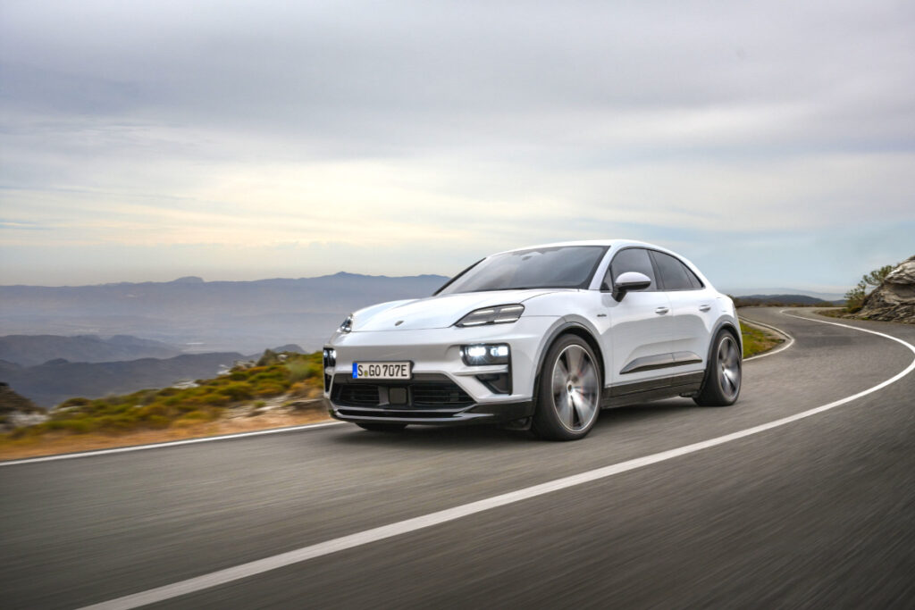 완성형 디자인에 "감탄만"…드디어 한국 땅 밟은 고성능 SUV 5 Porsche Macan Electric launched (5)