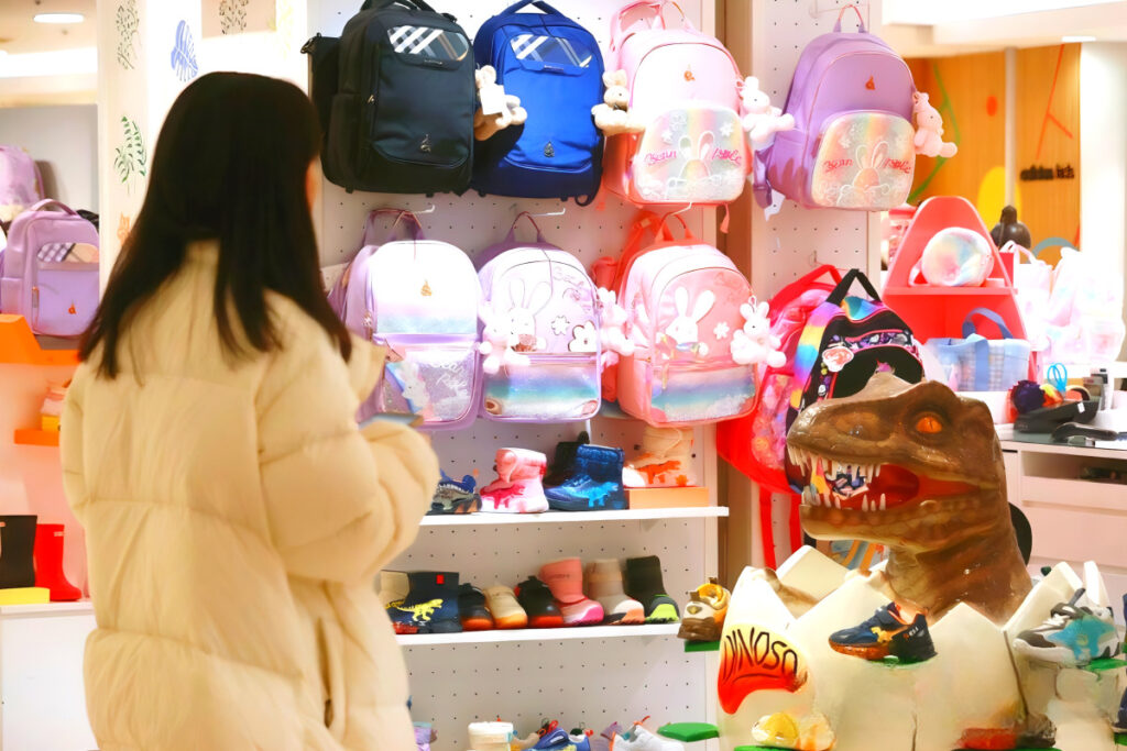 "한국·일본 왜 이래?", "수십만 원 깨진다"…학부모들 '한숨만' 2 Premium Backpack Craze (2)