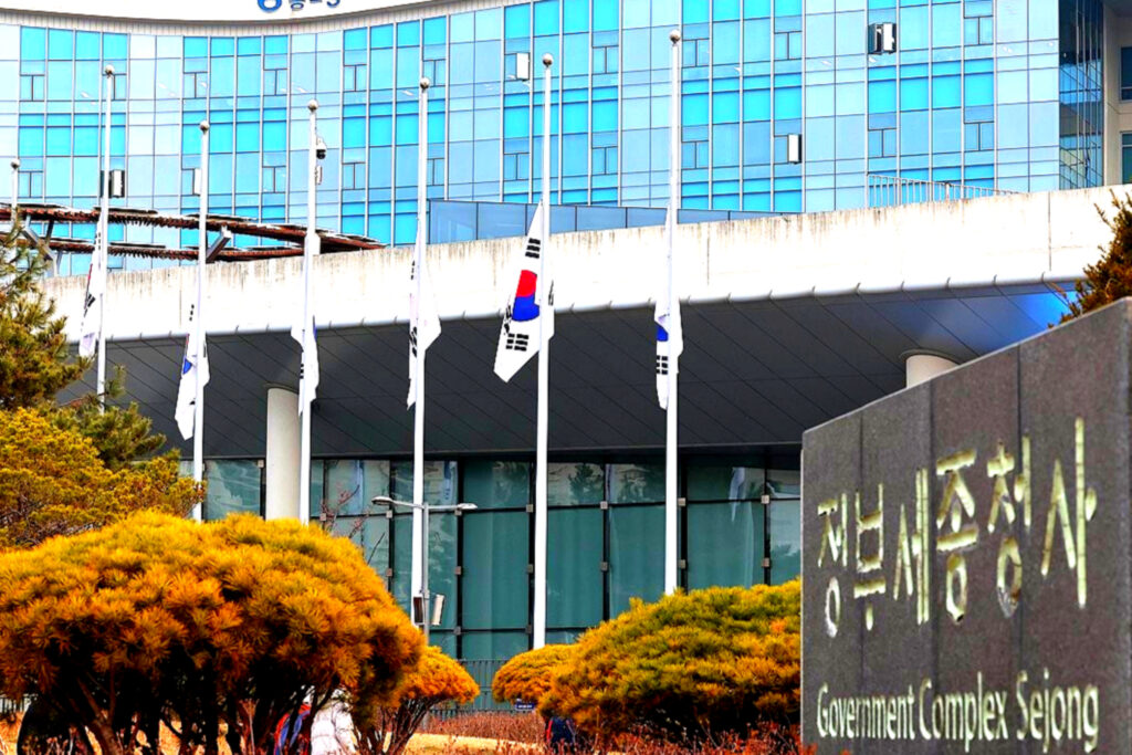 신입 월급 300만 원? "우린 어떡하라고"...선배님들은 '웁니다' 1 9급