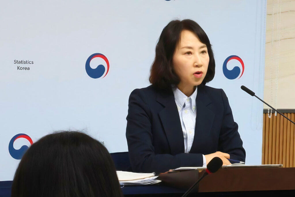 Slight increase in fertility rate (4)