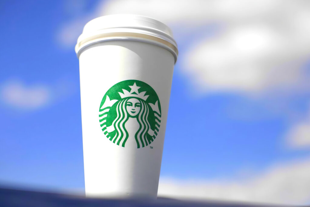 "잘 나가던 스타벅스가 어쩌다가"…최악의 상황에 '발칵' 1 Starbucks downsizing and menu revamp