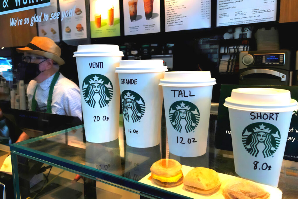 "잘 나가던 스타벅스가 어쩌다가"…최악의 상황에 '발칵' 3 Starbucks downsizing and menu revamp (3)