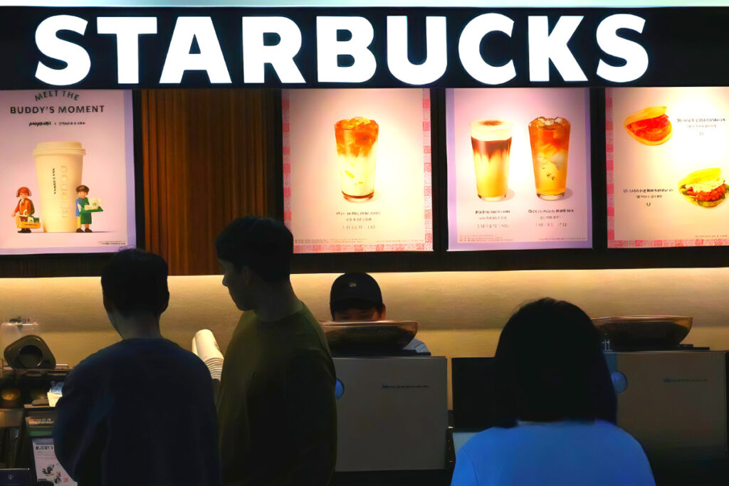 "잘 나가던 스타벅스가 어쩌다가"…최악의 상황에 '발칵' 4 Starbucks downsizing and menu revamp (4)