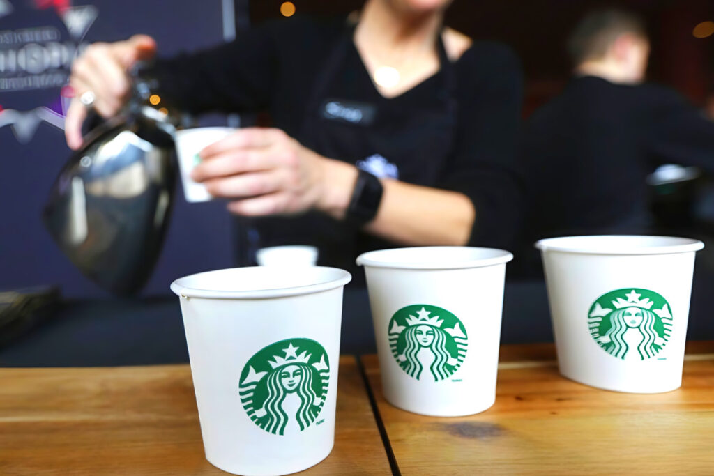 "잘 나가던 스타벅스가 어쩌다가"…최악의 상황에 '발칵' 8 Starbucks downsizing and menu revamp (8)