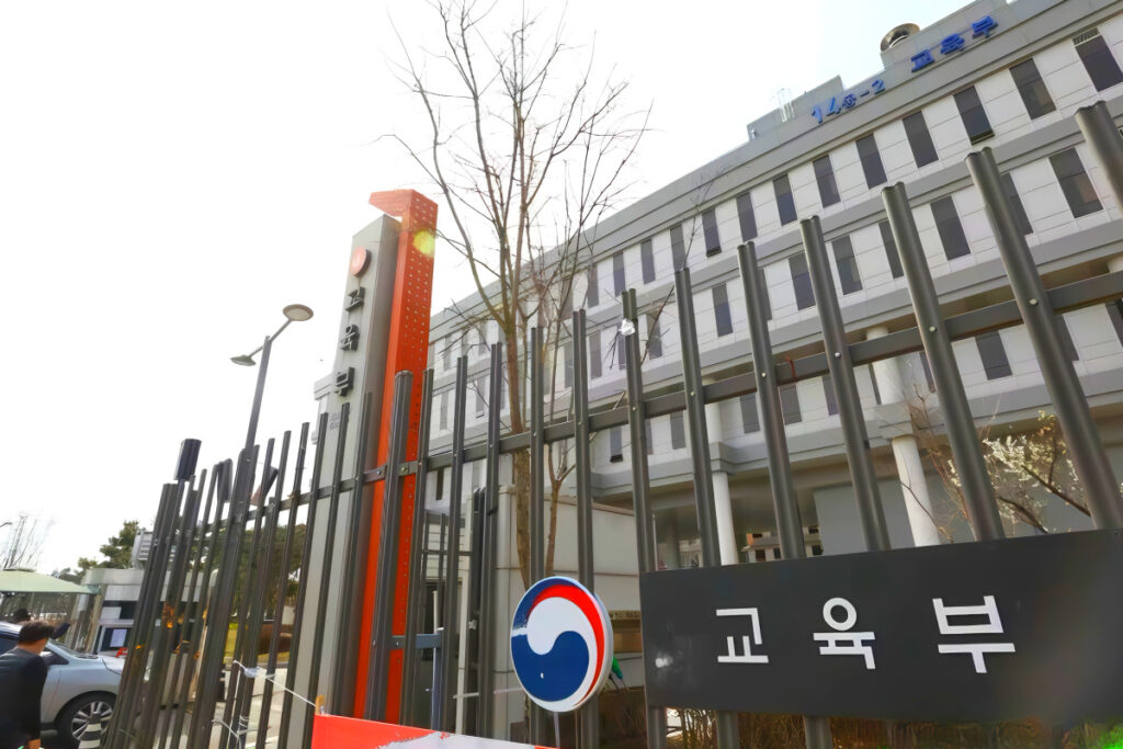 대한민국 백년대계인데 "5년 간 213억"…교육부 '발칵' 뒤집힌 이유가 1 Teachers sell test questions