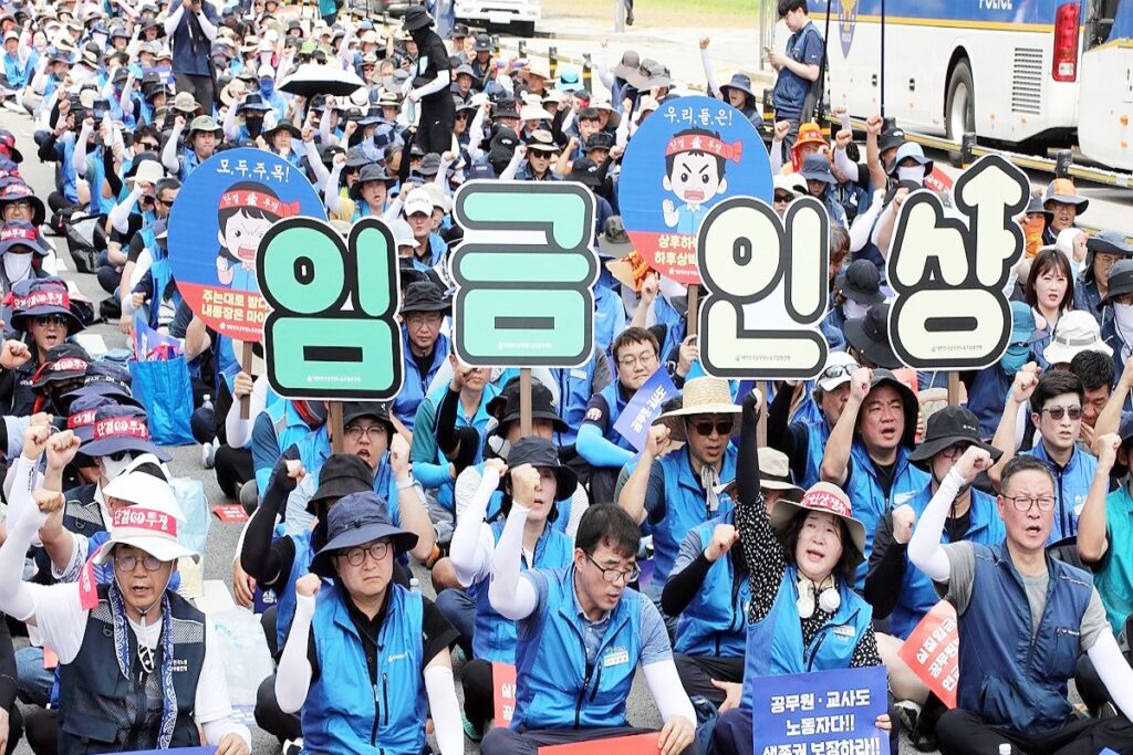 신입 월급 300만 원? "우린 어떡하라고"...선배님들은 '웁니다' 5 9급