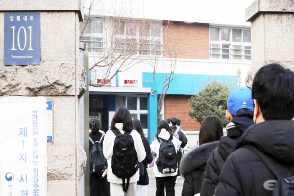 신입 월급 300만 원? "우린 어떡하라고"...선배님들은 '웁니다' 3 9급
