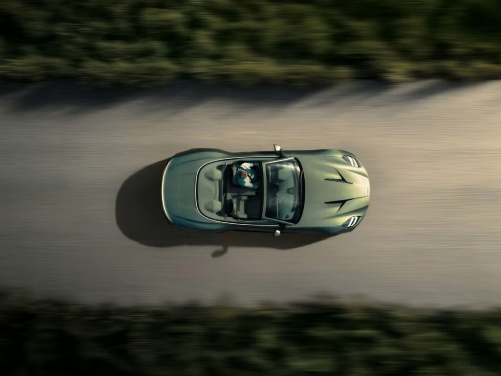 페라리도 벤틀리도 아니다 "아무나 못 산다는 車"…대체 뭐길래? 5 AstonMartin Vanquish Volante Unveiled (5)