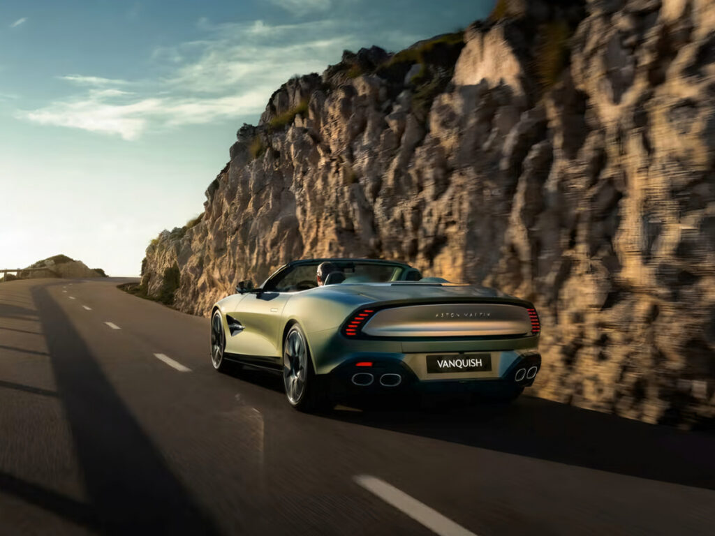 페라리도 벤틀리도 아니다 "아무나 못 산다는 車"…대체 뭐길래? 6 AstonMartin Vanquish Volante Unveiled (6)