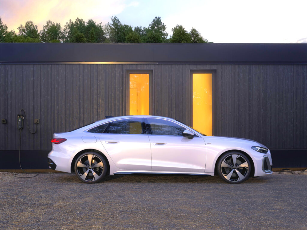 BMW·벤츠? "디자인으로 압살"…아우디 신차 등장에, 강남 아빠들 '시선집중' 1 Audi A5 e-Hybrid unveiled