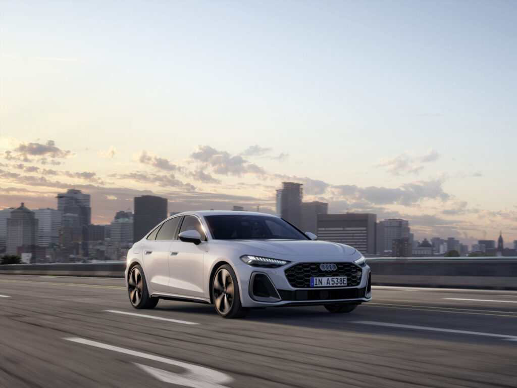 BMW·벤츠? "디자인으로 압살"…아우디 신차 등장에, 강남 아빠들 '시선집중' 3 Audi A5 e-Hybrid unveiled (3)