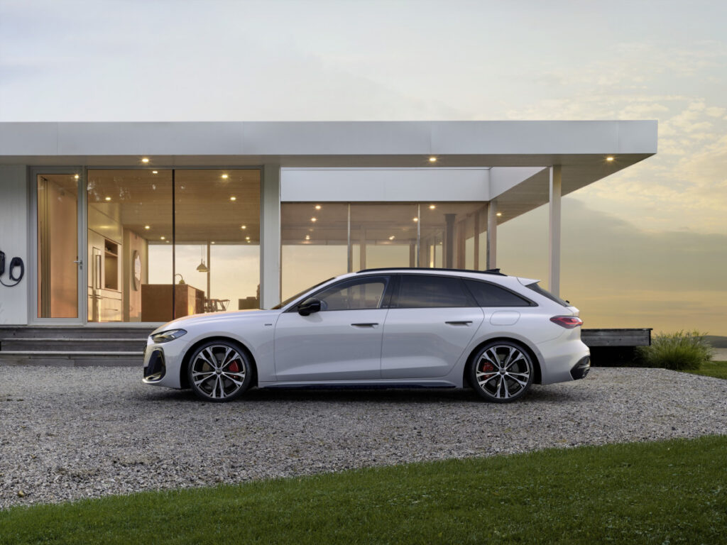 BMW·벤츠? "디자인으로 압살"…아우디 신차 등장에, 강남 아빠들 '시선집중' 5 Audi A5 e-Hybrid unveiled (5)
