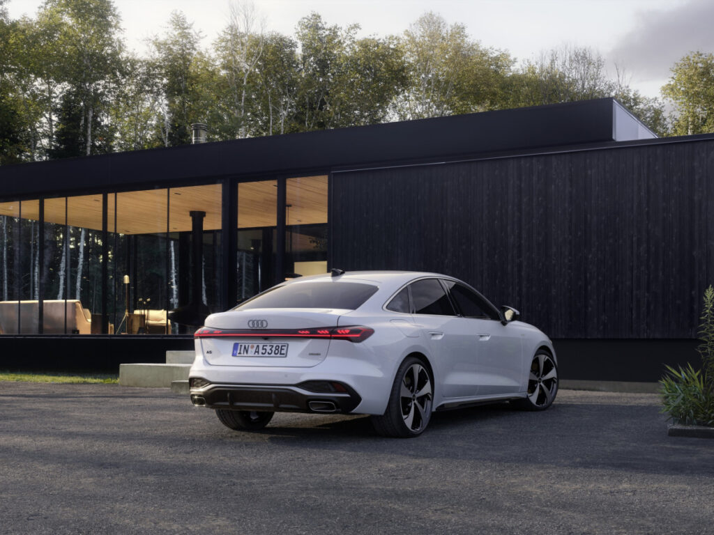 BMW·벤츠? "디자인으로 압살"…아우디 신차 등장에, 강남 아빠들 '시선집중' 6 Audi A5 e-Hybrid unveiled (6)