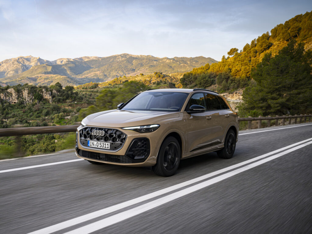전기차 고민된다면 "이 차가 제격"…한 번에 1000km 간다는 하이브리드 SUV 2 Audi reveals new Q5 PHEV specs (2)