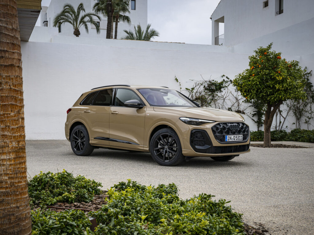전기차 고민된다면 "이 차가 제격"…한 번에 1000km 간다는 하이브리드 SUV 4 Audi reveals new Q5 PHEV specs (4)