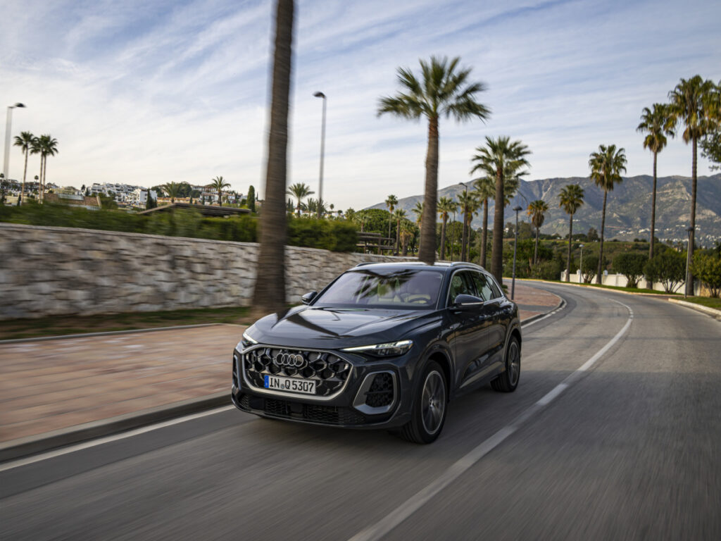 전기차 고민된다면 "이 차가 제격"…한 번에 1000km 간다는 하이브리드 SUV 5 Audi reveals new Q5 PHEV specs (5)