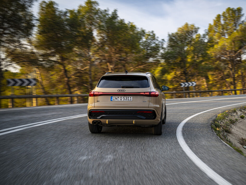 전기차 고민된다면 "이 차가 제격"…한 번에 1000km 간다는 하이브리드 SUV 6 Audi reveals new Q5 PHEV specs (6)