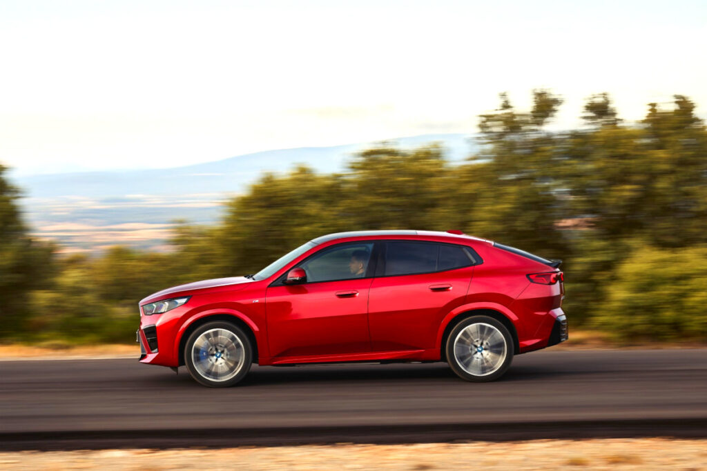 완성형 디자인에 "감탄만 나온다"…GV60 겨냥한 쿠페형 SUV '등장' 6 BMW New iX2 eDrive20 launched (6)