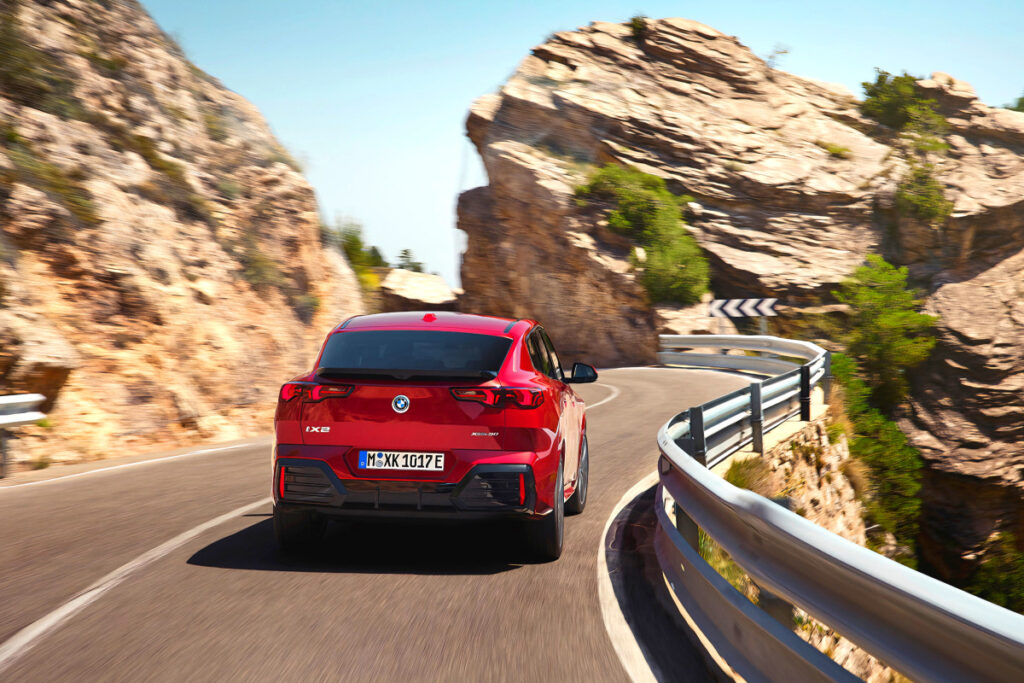 완성형 디자인에 "감탄만 나온다"…GV60 겨냥한 쿠페형 SUV '등장' 9 BMW New iX2 eDrive20 launched (9)